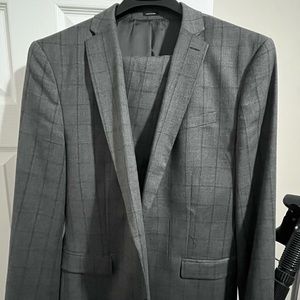 Gray patterned Slim Fit suit (44R) with pants (36x30) included.